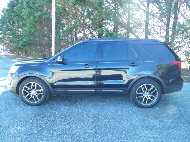 Used 2017 Ford Explorer Sport w/ Equipment Group 401A AWD/4WD image 2
