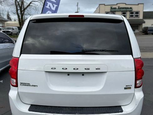 Used 2016 Dodge Grand Caravan SXT image 3
