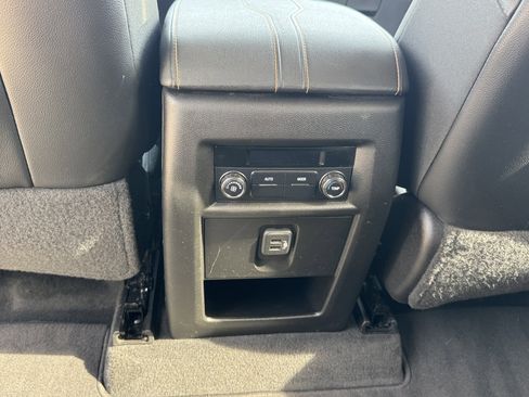 Used 2019 Chevrolet Traverse LT image 9