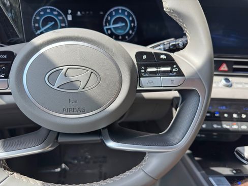 Used 2025 Hyundai Elantra SEL FWD image 21
