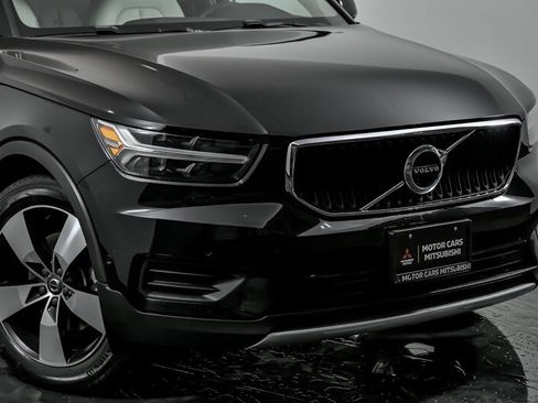 Used 2019 Volvo XC40 T5 Momentum image 2