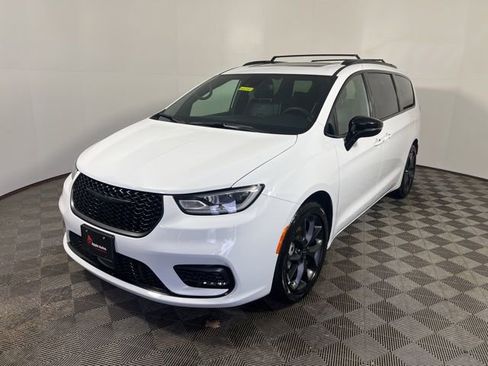 Certified 2025 Chrysler Pacifica Limited image 3