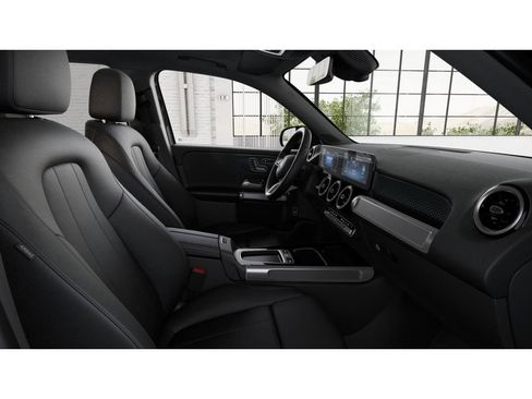 Used 2026 Mercedes-Benz GLB 250 4MATIC image 4