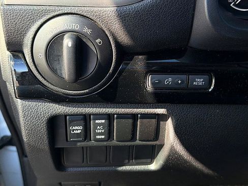 Used 2021 Nissan Titan SV w/ SV Convenience Package image 22