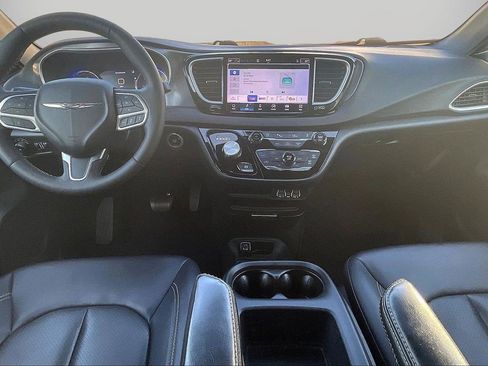 Used 2025 Chrysler Pacifica Select FWD image 15