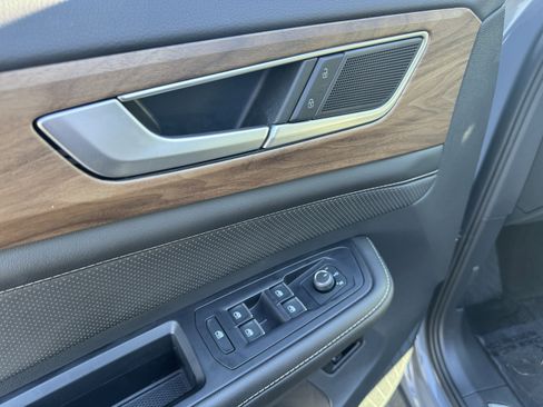 Certified 2025 Volkswagen Atlas SE w/ Panoramic Sunroof Package image 14