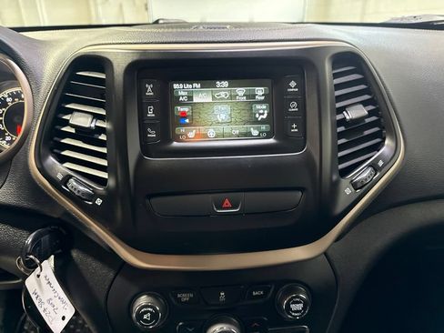 Used 2018 Jeep Cherokee Latitude w/ Cold Weather Group AWD/4WD image 16