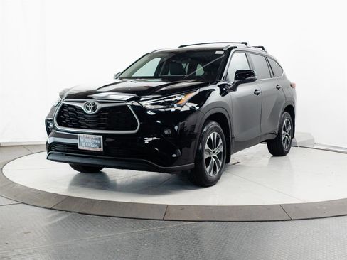 Used 2023 Toyota Highlander XLE AWD/4WD image 3