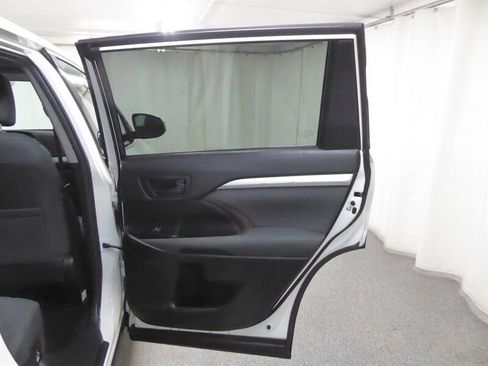 Used 2019 Toyota Highlander LE FWD image 29