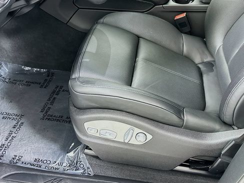 Certified 2025 Porsche Macan AWD/4WD image 22