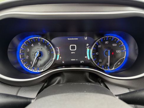 Used 2024 Chrysler Pacifica Touring-L image 22