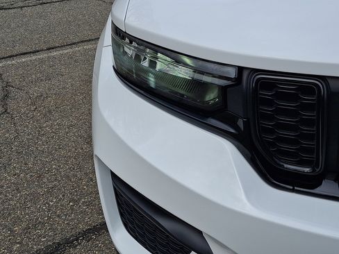 Certified 2023 Jeep Grand Cherokee Altitude image 10