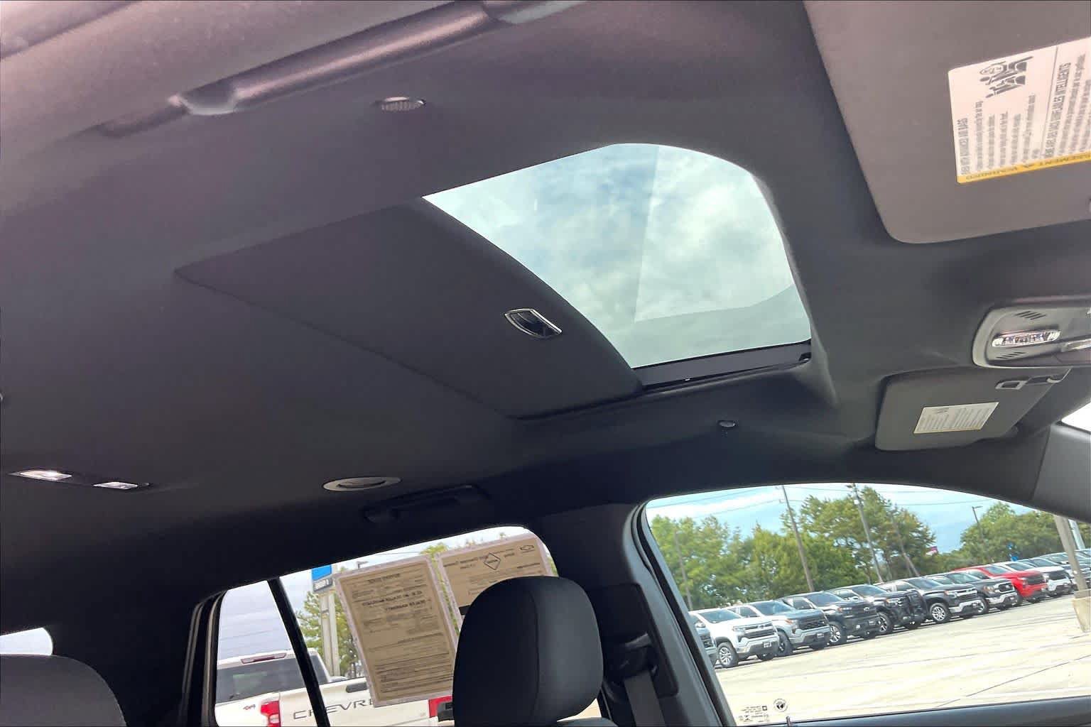 Used 2022 Chevrolet Traverse LT FWD image 12