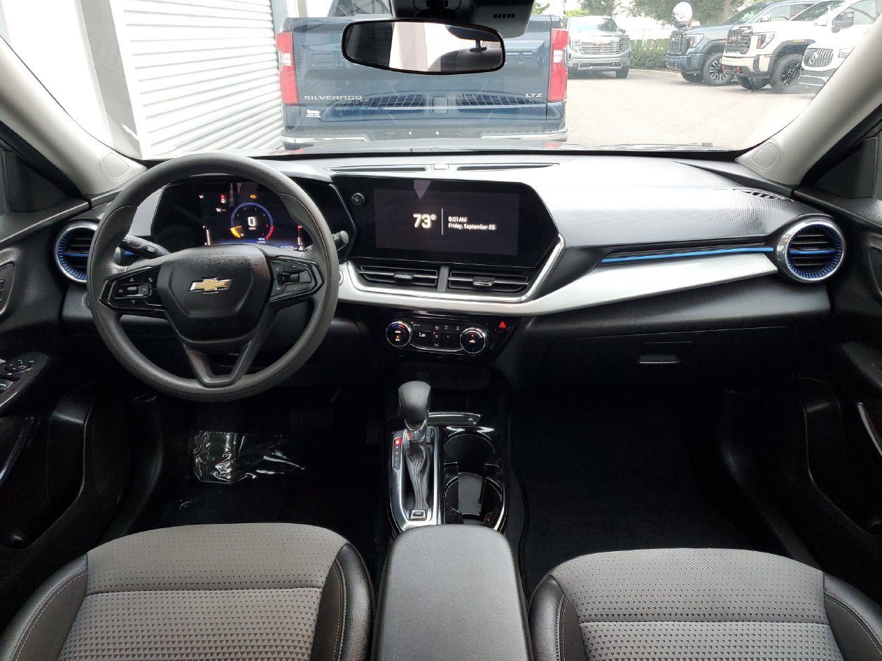 Used 2025 Chevrolet Trax LT FWD image 11