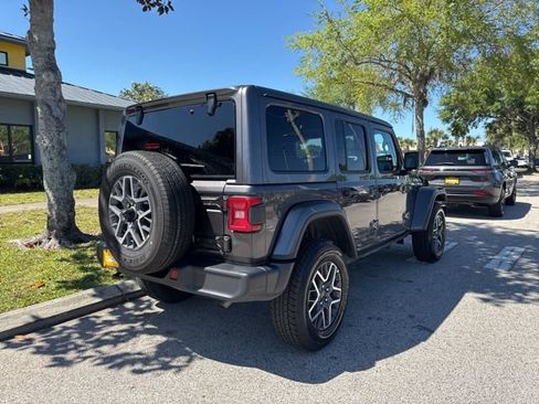 Used 2025 Jeep Wrangler Unlimited Sahara AWD/4WD image 7