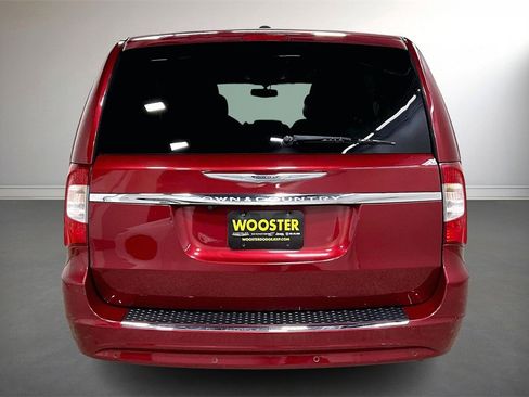Used 2016 Chrysler Town & Country Touring-L image 6