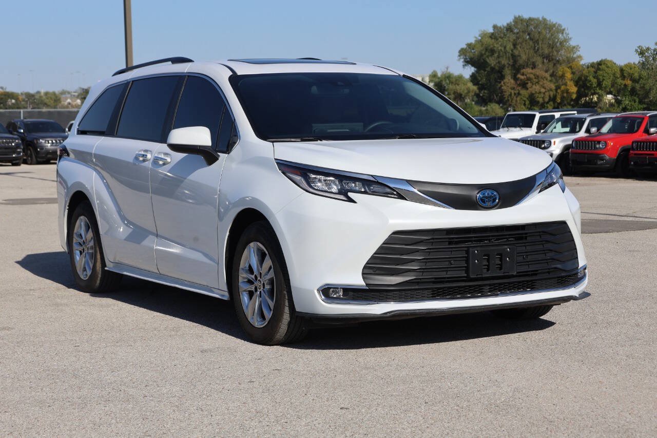 Used 2025 Toyota Sienna XLE w/ XLE Plus Package AWD/4WD image 4