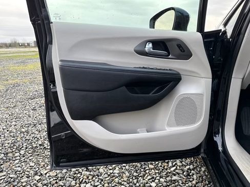 Used 2024 Chrysler Pacifica Touring-L image 16