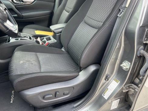 Used 2020 Nissan Rogue SV image 11