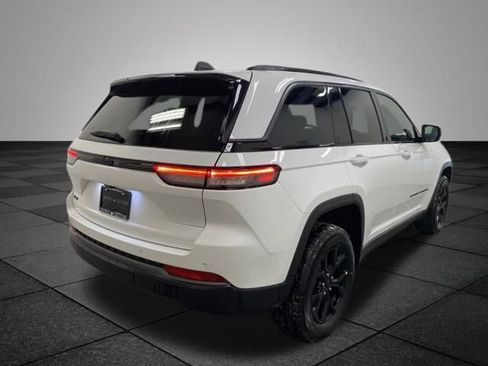 Used 2026 Jeep Grand Cherokee Laredo image 6