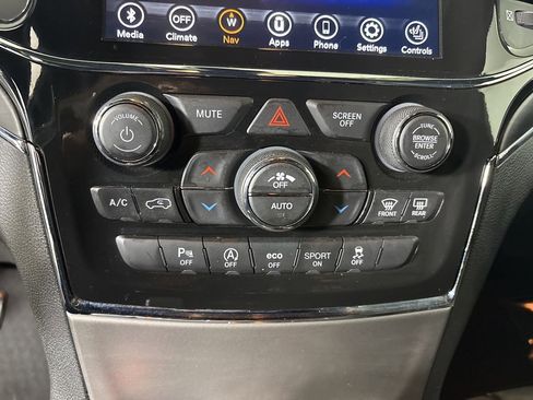 Used 2022 Jeep Grand Cherokee Limited image 18
