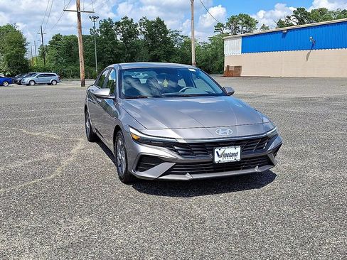 Used 2024 Hyundai Elantra SEL FWD image 3