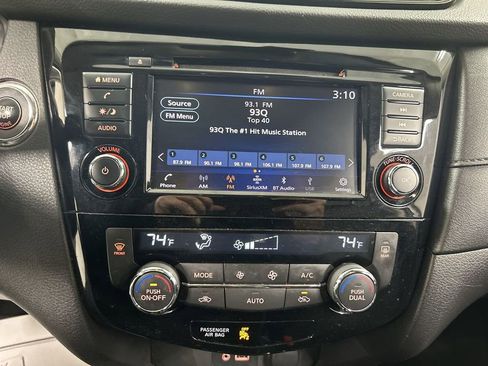 Used 2019 Nissan Rogue SV image 14