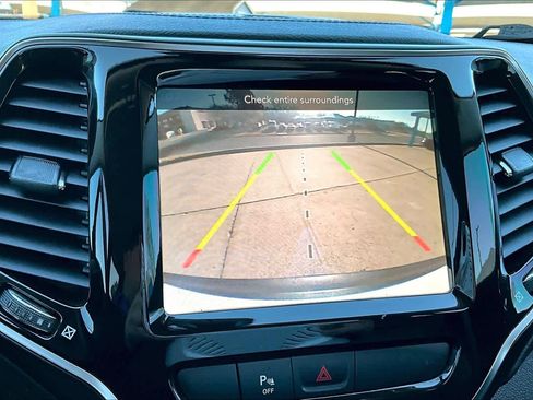 Used 2019 Jeep Cherokee Limited image 27