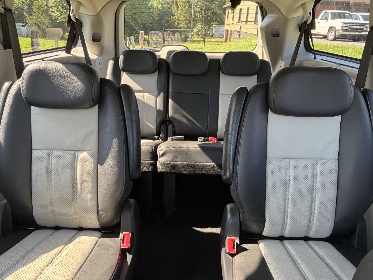 Used 2010 Chrysler Town & Country Touring Plus FWD image 24