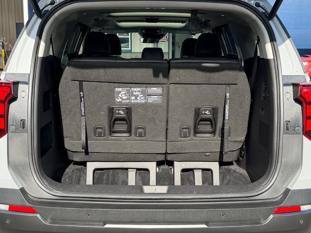 Used 2025 Kia Carnival SX w/ SX Dark Edition Package FWD image 23
