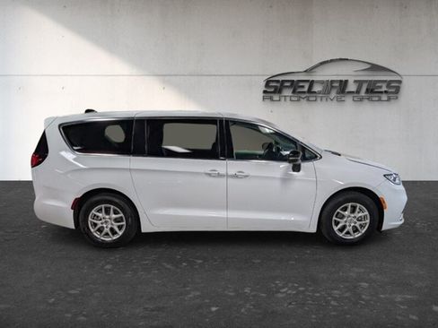 Used 2024 Chrysler Pacifica Touring-L FWD image 11