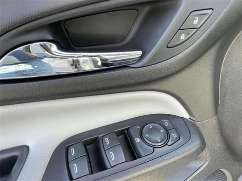 Certified 2018 Chevrolet Equinox LT w/ Sun & Infotainment Package image 15