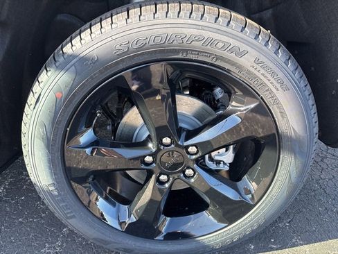 New 2025 Jeep Grand Cherokee Limited w/ Black Appearance Package image 27