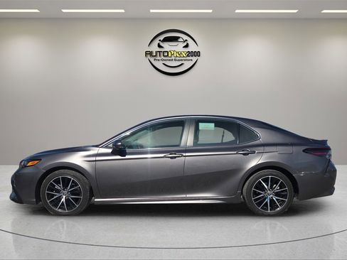 Used 2021 Toyota Camry SE image 4