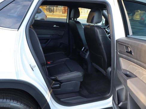 Used 2021 Volkswagen Atlas Cross Sport SE image 31