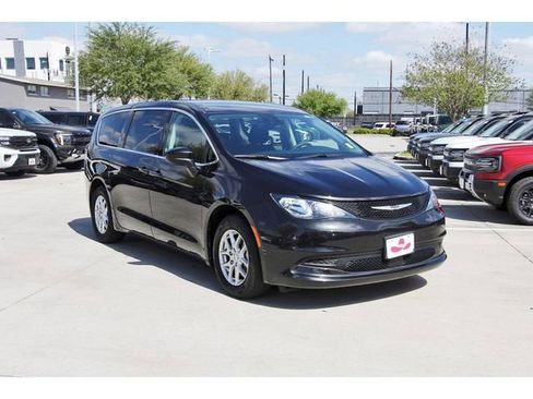 Used 2023 Chrysler Voyager LX image 6