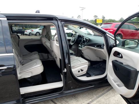 Used 2020 Chrysler Pacifica Limited image 6