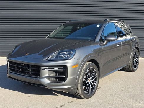 Certified 2025 Porsche Cayenne Base image 1