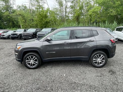 Used 2018 Jeep Compass Latitude w/ Popular Equipment Group AWD/4WD image 9