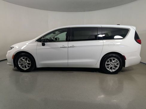 Used 2024 Chrysler Pacifica Touring-L FWD image 4