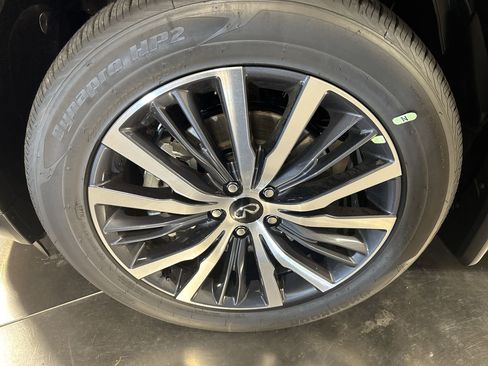 Certified 2025 INFINITI QX60 Sensory image 10