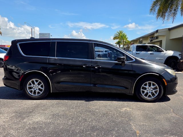 Used 2017 Chrysler Pacifica Touring FWD image 8