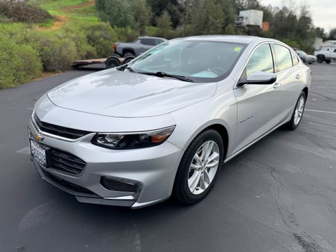 Used 2018 Chevrolet Malibu LT image 2