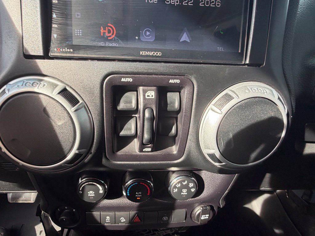 Used 2015 Jeep Wrangler Unlimited Rubicon w/ Connectivity Group AWD/4WD image 21