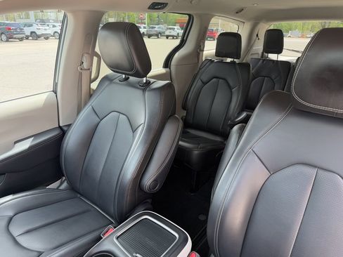 Used 2023 Chrysler Pacifica Touring-L FWD image 45