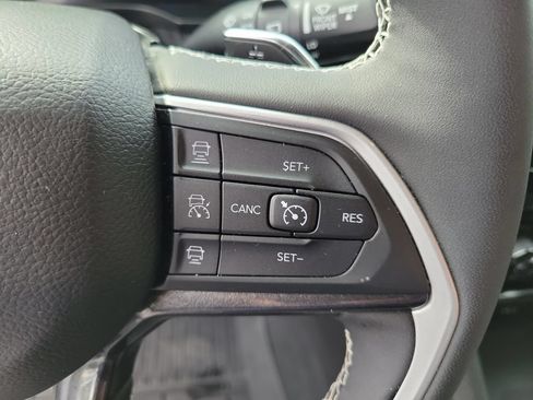 Used 2023 Jeep Grand Cherokee Altitude AWD/4WD image 31