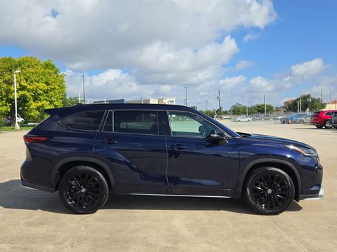 Used 2024 Toyota Highlander XSE FWD image 2