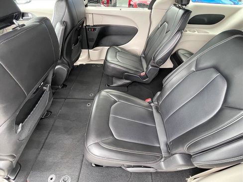 Used 2024 Chrysler Pacifica Touring-L FWD image 22