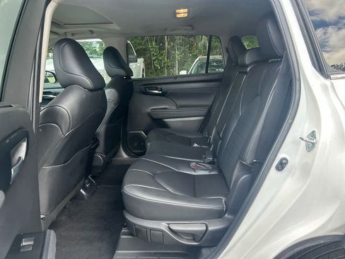 Used 2023 Toyota Highlander XLE image 9