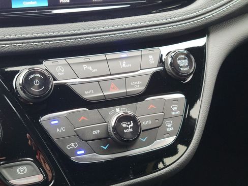 New 2026 Chrysler Pacifica Select image 20